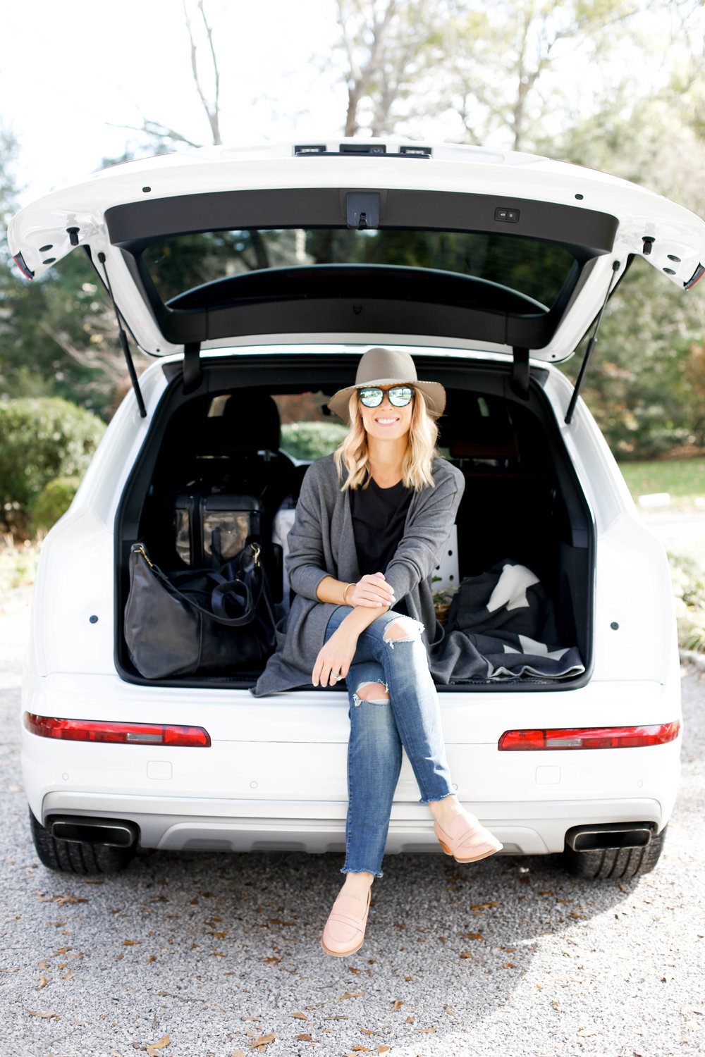  what to wear for holiday travel, what to wear for traveling in a car 
