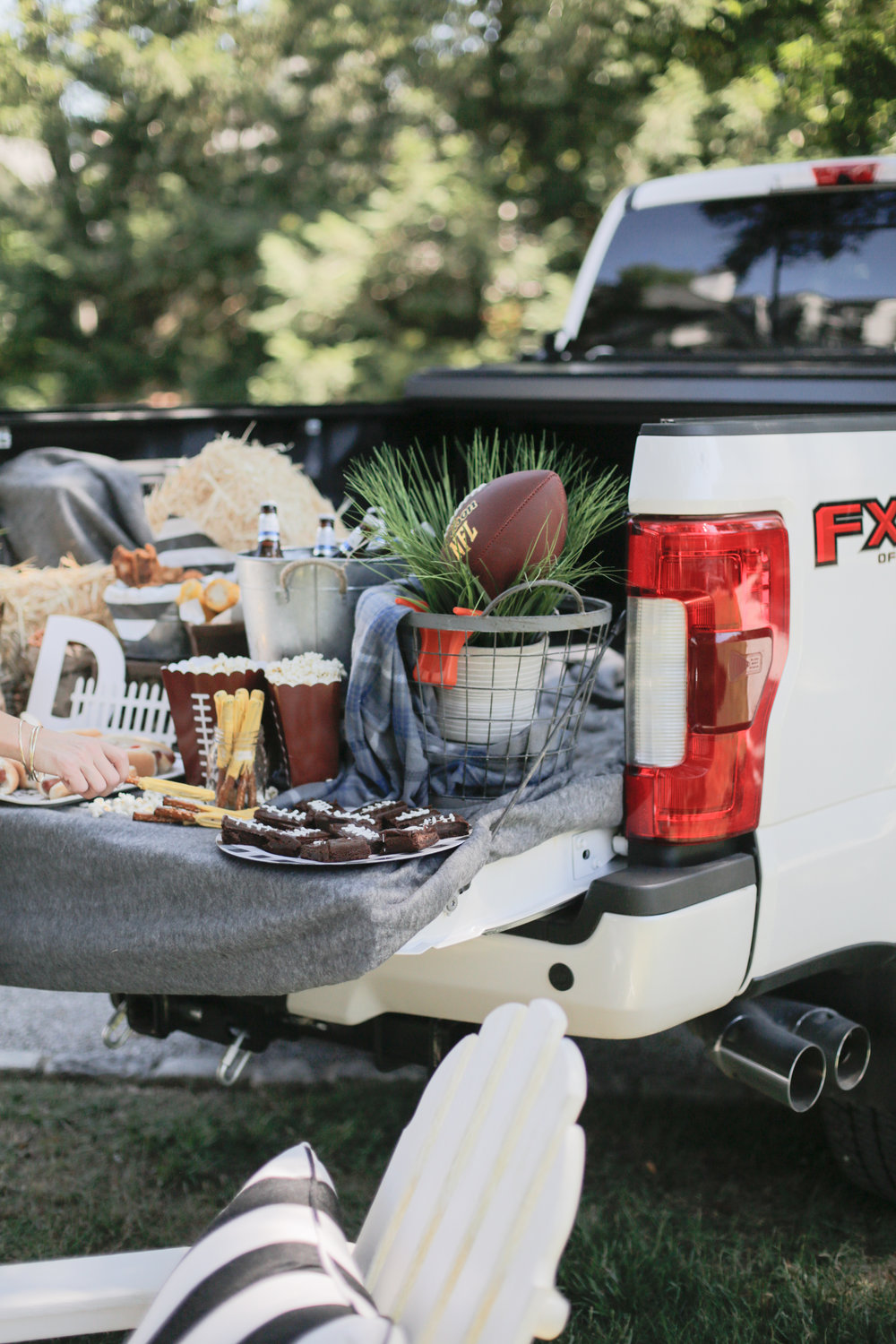 SIMPLE TAILGATE SETUP | Living With Landyn